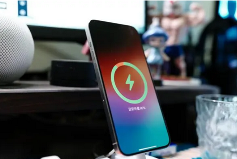 泽州苹果15换屏服务分享用什么充电器给iPhone15充电更好 